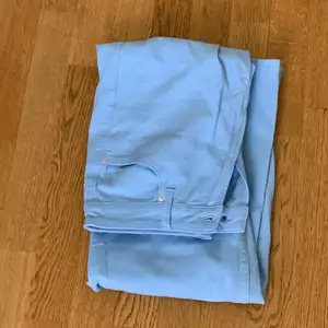 Säljer dessa ljusblåa jeans liknade twillbyxorna från HM☺️ Är inte använda utan bara provade, säljer vidare då dem var för stora☺️