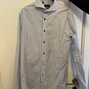Skjorta från Oscar of Sweden - Använd fåtal gånger. Perfekt till kostym eller jeans 