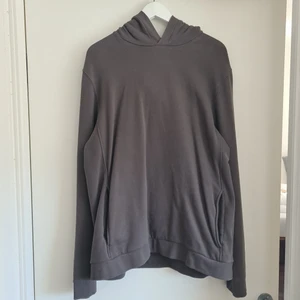 COS hoodie XL - Mjuk hoodie från COS, en stor ficka framtill, med luva, XL