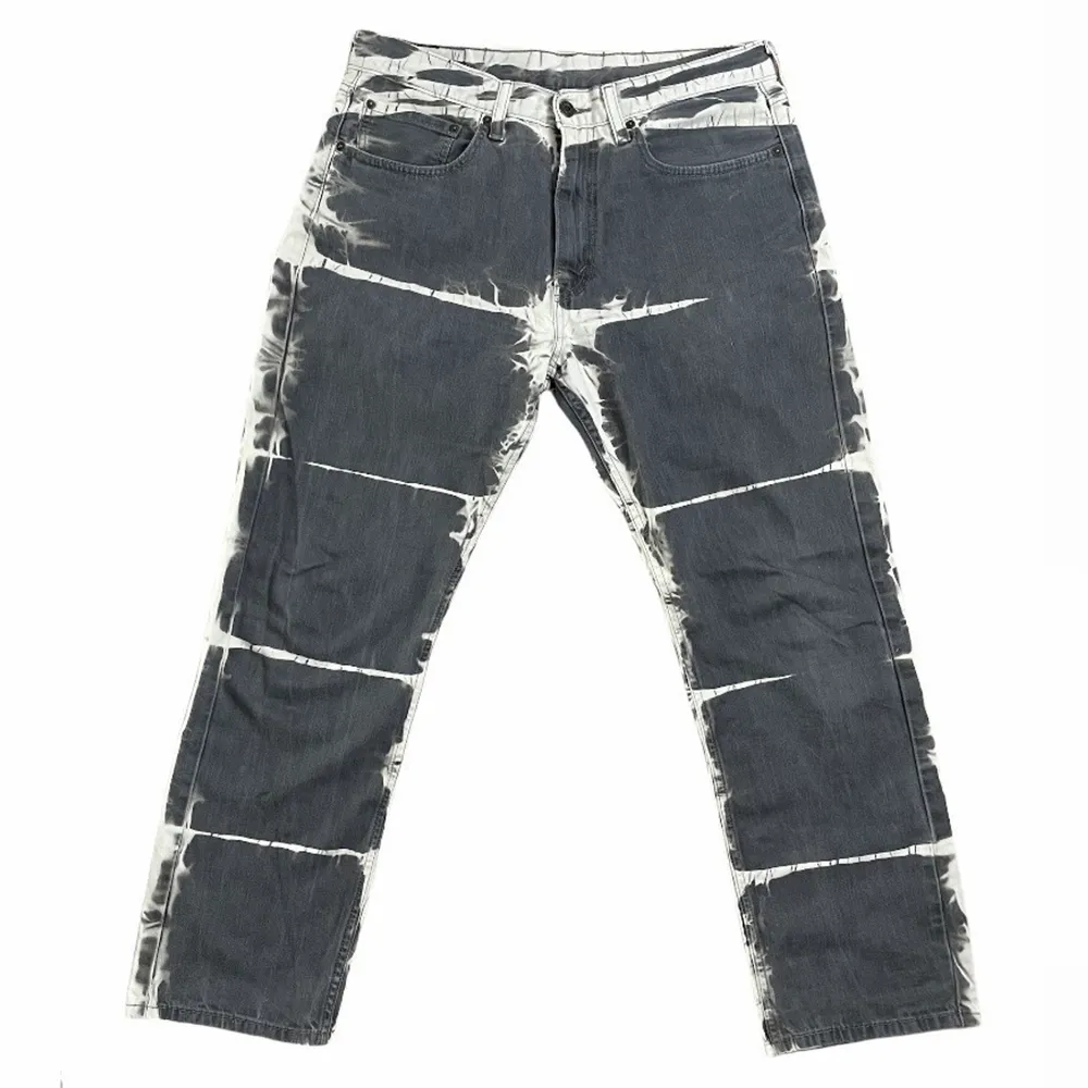 Blekta Levis jeans, köpta secondhand och blekta av mig, mycket bra skick 🖤🤍. Jeans & Byxor.