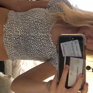 Brandy Melville topp! - Köpt i Tyskland för nå år sen, använd max 4 gånger. Passar mig som har Xs/S  i toppar. Jätte söt till sommaren 🌺🌺Köpare står för frakt. 💞