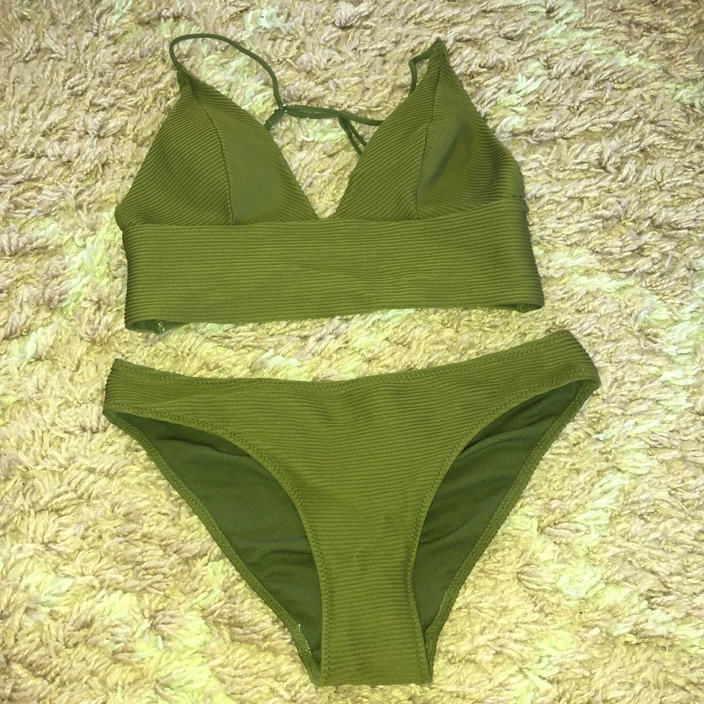 Grön bikini från HM i storlek S, överdelen är dock i storlek 36 och underdelen 34. Fint skick, säljes då den inte används. 120 inklusive frakten . Övrigt.