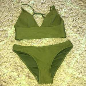 Grön bikini från HM i storlek S, överdelen är dock i storlek 36 och underdelen 34. Fint skick, säljes då den inte används. 120 inklusive frakten 