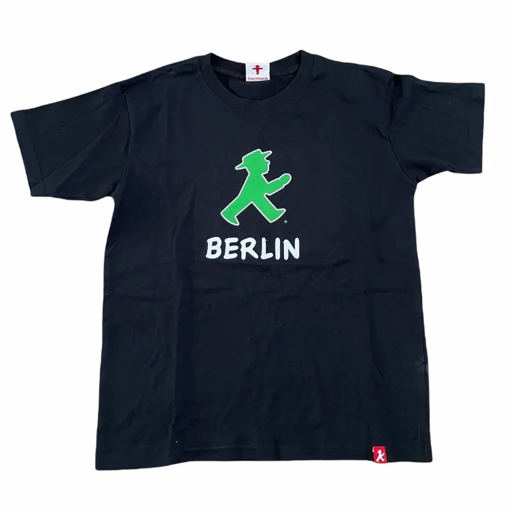 Berlin T-shirt i barnstorlek, köpt secondhand, mycket bra skick 🖤🚦. T-shirts.