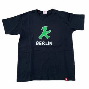 Berlin T-shirt  - Berlin T-shirt i barnstorlek, köpt secondhand, mycket bra skick 🖤🚦