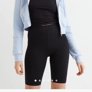 Cykelbyxor - Cykelbyxor från H&M i storlek XS. Aldrig använda, lappen finns kvar. Ordinarie pris är 80 kr. Köparen står för frakten. 