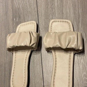 Sandaler - Helt oanvända sandaler som tyvärr är försmå för mig, dom är små i storleken så jag skulle säga att dom passar någon som har storlek 38. Skriv gärna vid funderingar. (Pris kan diskuteras)💞