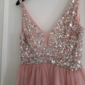 Rosa glittrig balklänning! - Säljer denna rosa glittriga klänningen från Bubbleroom som endast är använd 1 gång. Den är i storlek 36 (S) och den är uppsyd så den passar någon som är runt 160cm lång! Jättefint skick och ser ut som en ny💓💗💕💞💖 Köpt för 1200 och säljer den för 500! Kan skicka fler bilder vid intresse!