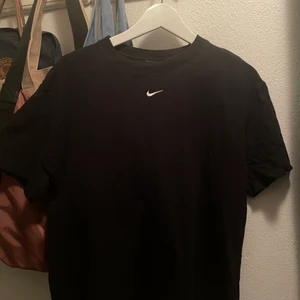 Trending t-short från NIKE - Säljer denna t-shirt från NIKE med liten logga fram i lyxigt material. Supersnygg men kommer tyvärr inte till användning. Unisex passform! 🖤🎩♠️⬛️