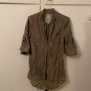 Blus/skjorta med 3/4 ärm - Guess blus med 3/4 ärm i tunnare material. Ostruken på bilden fast i mycket gott skick. 