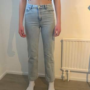 Lindex jeans från barnavdelningen (164). Passar dock bra på mig som har ca 34. Nästan aldrig använda.