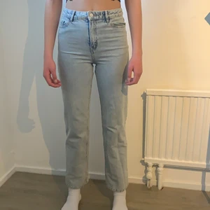 Jeans - Lindex jeans från barnavdelningen (164). Passar dock bra på mig som har ca 34. Nästan aldrig använda.