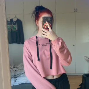 Rosa hoodie, SHEIN - Rosa hoodie från SHEIN, tunn skön hoodie med text, ganska kort går inte över rumpan slutar vid naveln