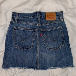 Levi’s jeanskjol - Jättefin klassisk jeanskjol i storlek 24 (ca xs) säljer på grund av att den blivit för kort på mig. Köpt för 499kr