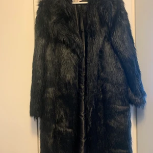 NA-KD X Linn Ahlborg - Pälsjacka från NA-KD X Linn Ahlborg! Knappt använd och fortfarande väldigt fin i pälsen, bortsett från en del av nacken som man kan se på andra bilden. Mindre i storleken och knappt använd då den varit liten på mig. Ej äkta päls