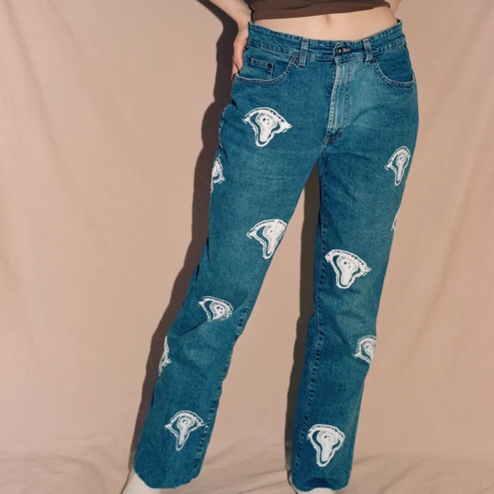 intressekoll på dessa secondhand jeans som jag gjort screentryck på av en illustration jag själv ritat, rinnande ögon👁 modellen är 167cm :: ONE OF A KIND! gjorda i samband med en konstutställning <3 PM för fler frågor . Jeans & Byxor.