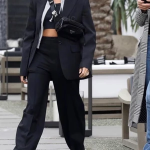 Svarta kostym byxor - Svarta kostymbyxor från Behrska , storlek 36, Säljer pga viktuppgång så det passar inte mig längre. Köpte för 350kr säljer för 200kr + frakt 45kr