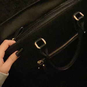 Svart väska🖤 - Säljer min väska då den inte längre kommer till någon användning för mig tyvärr. Den är väldigt rymlig och stilren, vilket passar till allt🖤