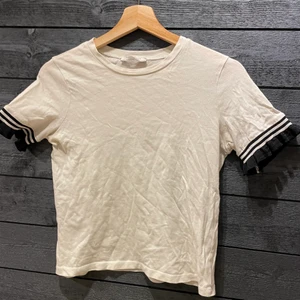 T-shirt med volang arm  - Snygg basic tröja med volang på armen från Zara! Storlek XS bra skick:)