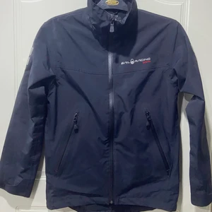 Sali racing Gore-tex jacka strl XS-S - En ganska ny Sali racing jacka som inte kom till användning, anledningen är att den var för liten när jag fick den i present. Super fint skick, har inte använt den alls! Kollade upp o den kosta runt 3000kr nyköpt!