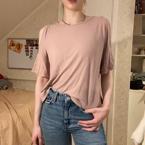 Tröja med cutout  - Snygg tröja med cutouts vid axlarna. Är i bra skick. Säljer pga av att den inte används. 