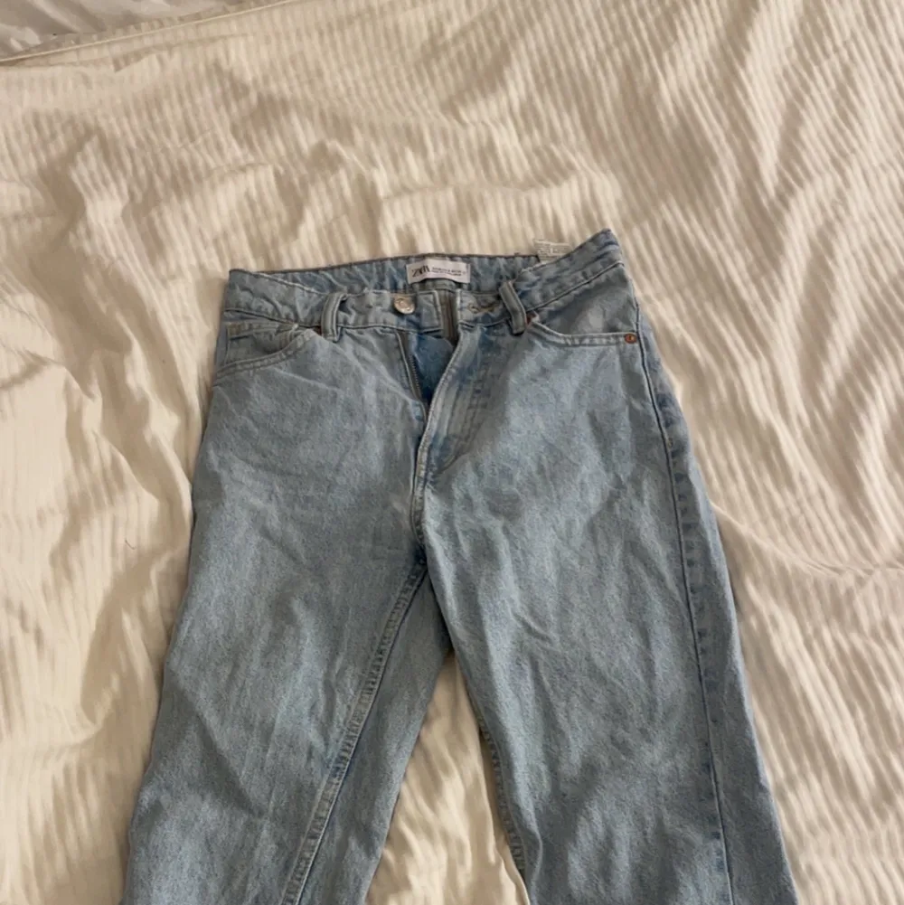 Blåa tajta jeans men inte helt tajta där nere lite utsvängning. Jeans & Byxor.