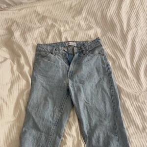 Blåa jeans - Blåa tajta jeans men inte helt tajta där nere lite utsvängning