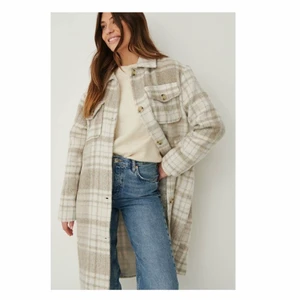 NA-KD Rutig kappa  - NA-KD Rutig kappa i storlek 34❤️‍🔥 Passar prefekt till höst och våren☀️ säljer då den sitter stort vid armarna, den är oanvänd, har endast testat!! De två första bilderna är från NA-KDs hemsida.  