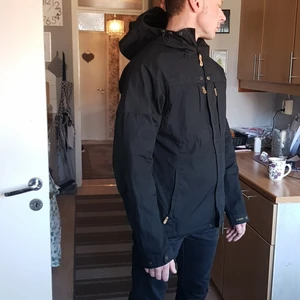 Fjällräven Herr Skogsö Jacket strl L - Klasisk stil höftlång jacka med luva. Ofodrad. Svart. Som ny, använd 1 gång. Nypris 2495kr 