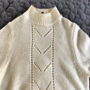 Stickadtröja - Stickadtröja från H&m sticks lite