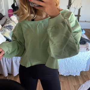 Sweatshirt of shoulder - Så cool sweatshirt med of shoulder detalj i en så sommrig grön färg. Används tyvärr inte och där av säljer jag den, storleken är xs-m. 