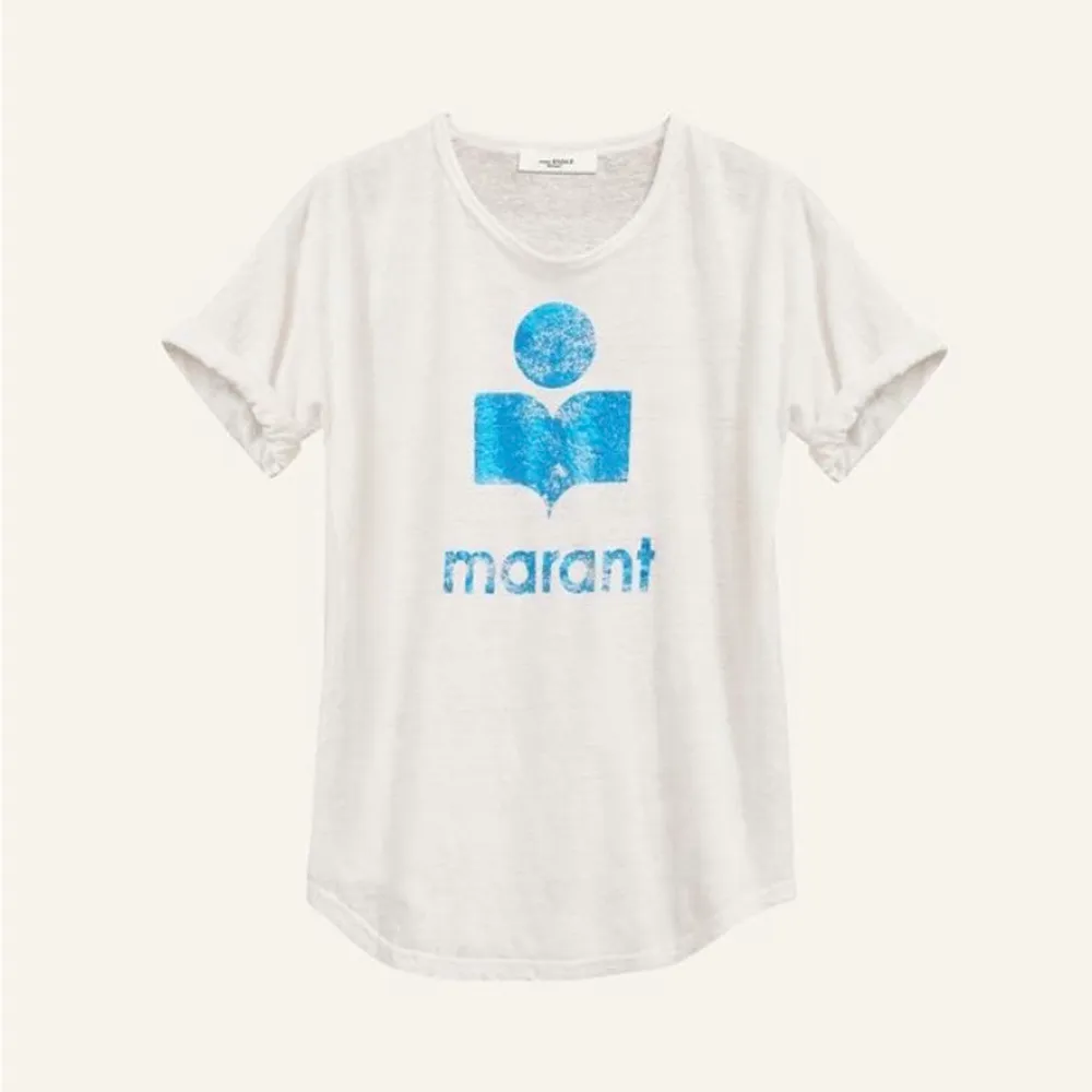 En superfin Vit Marant T-shirt med blå text, I nyskick använd endast vid 1 tillfälle! Säljer pga ingen användning. Inte intrsserad av byte! Köpt på NK i stockholm                                                      Nypris = 1500kr                                                                            Mitt pris = 800kr                                                                          Strl: S (oversized) passar M/L också!!!             . T-shirts.