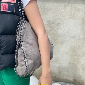 Liknande Stella mccartney väska - Intressekoll på min super fina liknande Stella väska. Säljer endast för bra bud💕kan också tänka mig st byta mot någon annan väska💕 hägsta bud nu❌700❌ eller köp direkt för 800kr💕