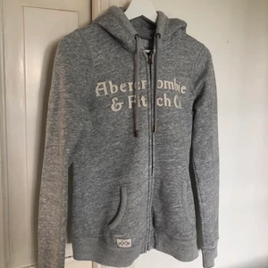 Abercrombie & Fitch Zip-up - Zip-up hoodie från Abercrombie. Lite ljusare grå än på bilderna. Fin kvalité, syns knappt att den är använd. Storlek S, passar även liten M. Priset är diskuterbart vid snabb affär! 