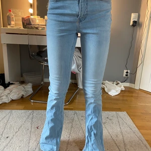 Bootcut jeans  - Blåa bootcut jeans ifrån ginatricot, storlek S. Använda 2 gånger. Tvättas innan jag skickar. Köpare står för frakt, tar Swish.