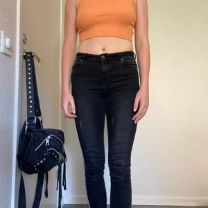 Tvättade svarta jeans  - Tighta svarta jeans med slitningar nedtill! Strl 34 (XS), använda men i fint skick💙 