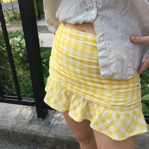 Söt kjol - Söt rutig kjol från Zara. Strl är M men skulle säga att den är som en S. Skriv vid intresse.💜💜💜