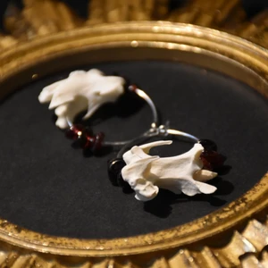 Örhängen ben - Örhängen med äkta ben och granat. 