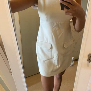 Zara klänning  - Super fin klänning ifrån Zara som aldrig använts då den är lite för kort för mig (är 175cm)  storlek M, men passar även en S 