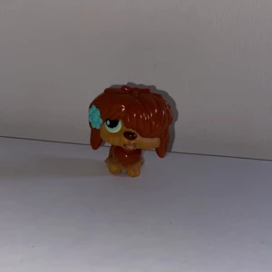 Little pet shop - Säljer denna Pet shop som kan räcka ut tungan när man rör på huvudet. Man kan inte köpa den någon stans längre så därför har den gått upp i värde. Köparen står för frakten💕 Hör av dig privat om du är intresserad 🤩