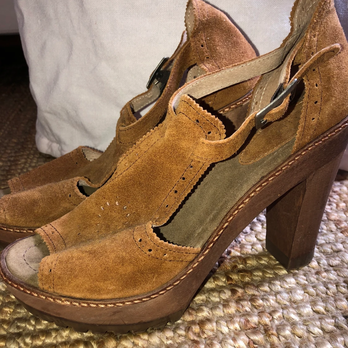 Mocka högklackade skor i storlek 40 - 90