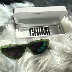 Säljer dessa super fina aldrig använda Chimi solglasögonen. Modellen #006 i färgen clear green, med organalförpackningen.❤️