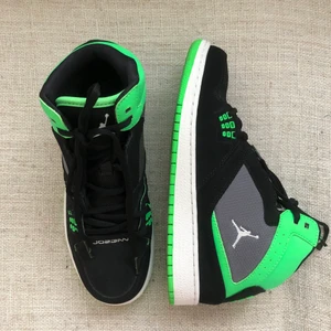 Nike Jordans Sneakers - Superfina Nike Jordans köpta på Nike Store i Chicago. Använt dem 1 gång. Storlek 40 men passar mig som bär 39, så skulle säga att de är lite små i storleken. Köptes för 1600kr, säljer för 800kr + frakt eller mötas upp i Stockholm 