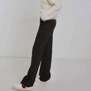 Svarta Kostymbyxor från ASOS - Säljer mina svarta sköna kostymbyxor från ASOS. Säljer dem pga av att dem är lite stora på mig som vanligtvis bär 34 och dessa är 36. Dem är även lite långa på mig som är 164. OBS lånade bilder! Skriv för egna!