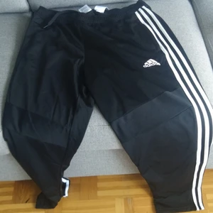 Adidas storlek L - Oanvänd, helt ny 