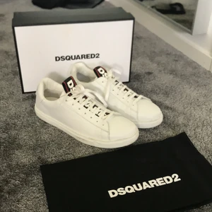 DSQUARED2 skor storlek 44 - Säljer ett par fina dsqured skor i mycket bra skick då jag bara använt dom vid skol avslutning! Köpta på flanells för 3200kr byten kan också vara intresserat