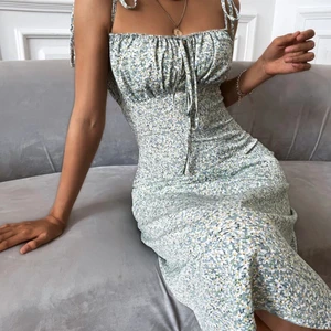 Ny klänning - klänning, helt ny och aldrig använd! Endast tvättad en gång 🌸 storlek M men passar även S! Buda i kommentarerna, sluttid ikväll kl 21:30