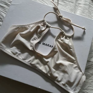 Bikini topp - Säljer denna jätte söta bikini topp i storlek S. Den har ej några inlägg⚡️ Kommer från Chiquelle⚡️ Texten inuti har slitits bort så endast lite av de syns, dock inget man tänker på eftersom det sitter inuti själva bikinin. Självkkart tvättas allt en extra gång innan de fraktas!