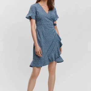 Omlottklänning - En rosa omlottklänning från Vero Moda i storlek XS! Väldigt tunt och luftigt material! köptes för 350 och säljer för 150 + frakt