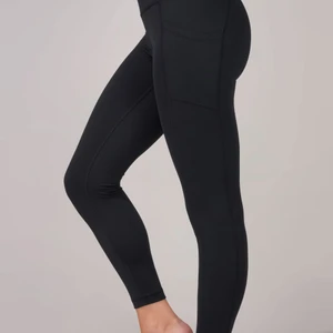 Svarta yogga byxor - Storlek S. Har 3 fickor. 